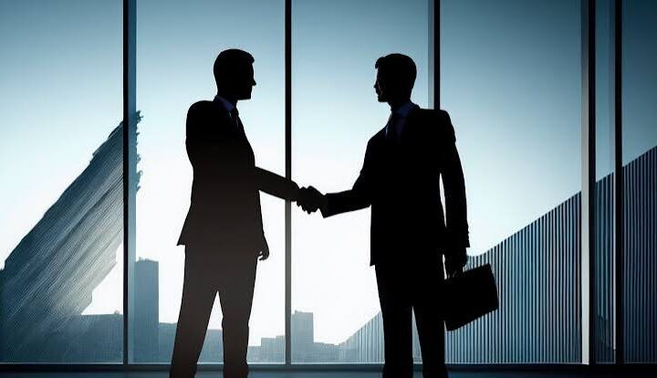 Dois sócios apertando as mãos após a assinatura do contrato social